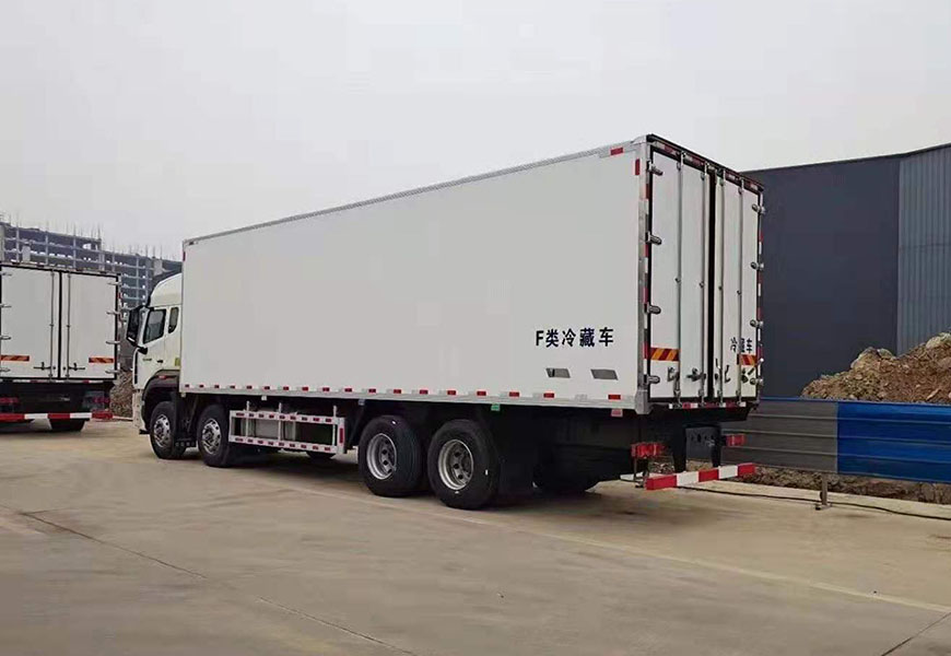 重汽豪瀚前四后八冷藏车